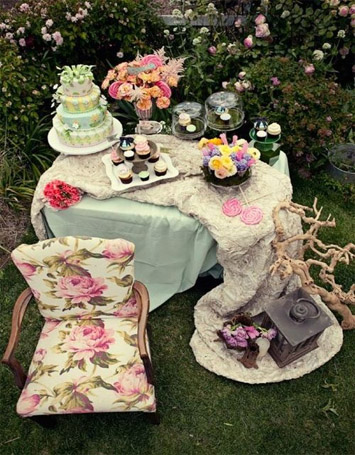 стол возле клумбы